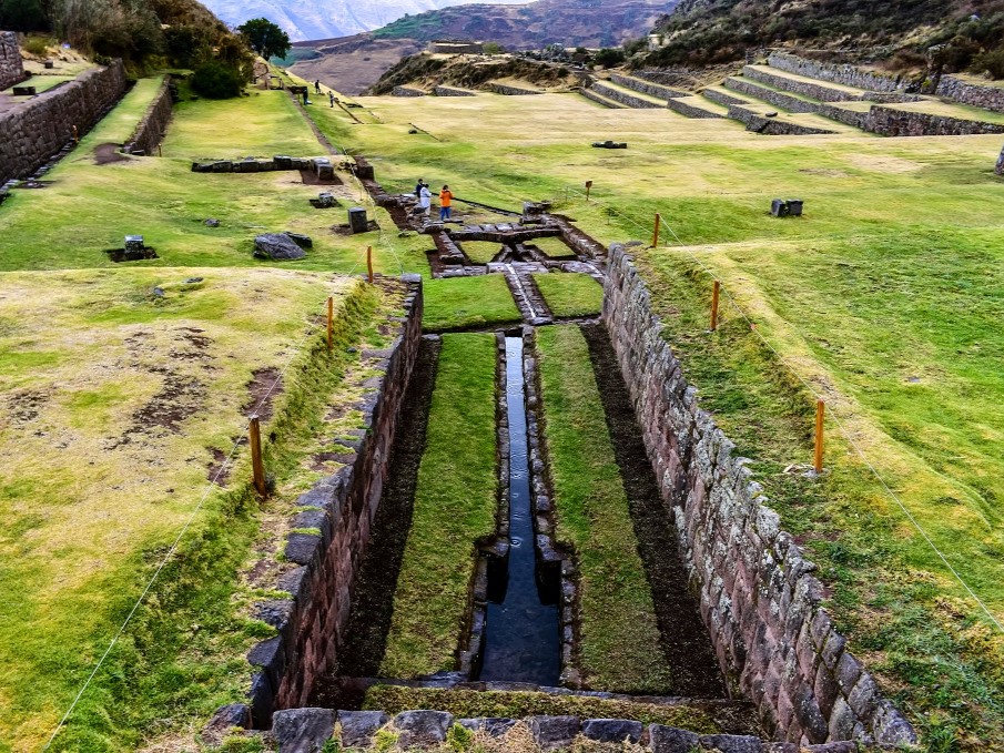 IslaUrbana's tweet image. ¡Ingeniería Hidráulica #Inca al servicio del planeta!🌎
#Tipón es un sitio arqueológico de #Perú con un sistema de canales que distribuían con precisión #agua de los manantiales para alimentar los diferentes asentamientos 🏠 y cultivos 🌾 y que, ¡sigue funcionando!
#CaptaLaLluvia