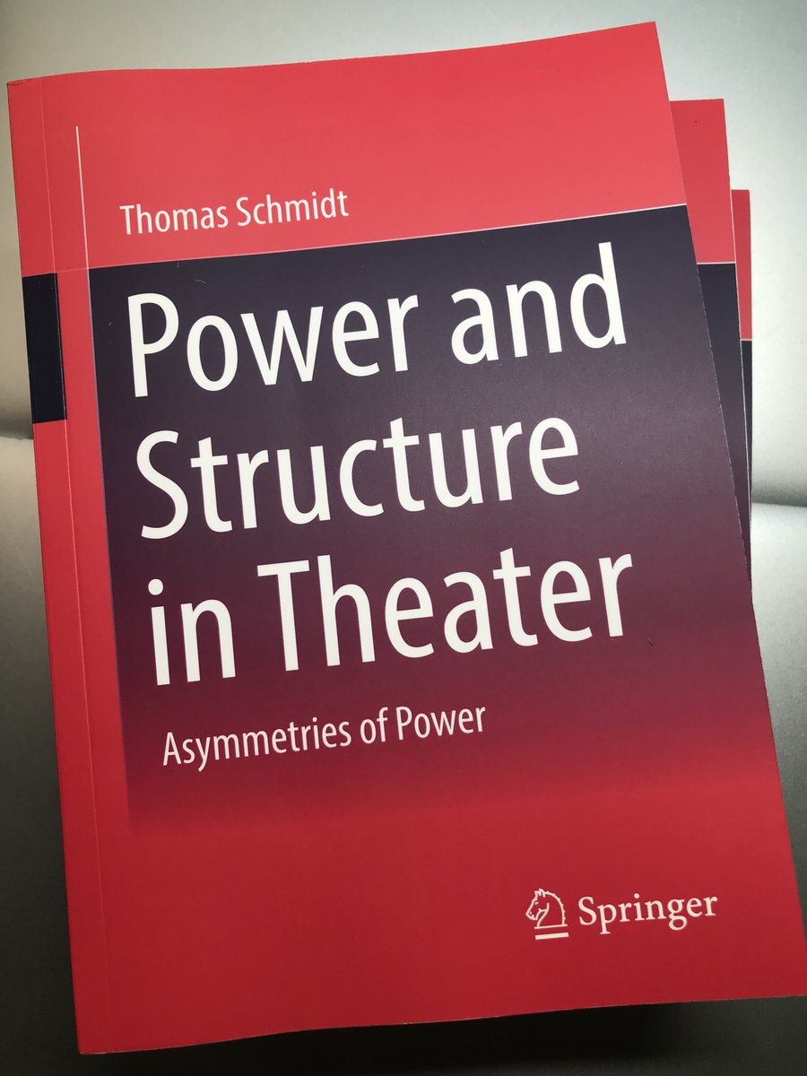 Die englische Übersetzung ist gestern erschienen. Das Buchpaket kam an, als unser Unterricht zu den Grundlagen des deutschen Theatersystems mit dem neuen Jahrgang begann. Wie bildet man junge Menschen für ein Theatersystem aus, in dem 55% der Mitarbeiter* Machtmissbrauch erleben?