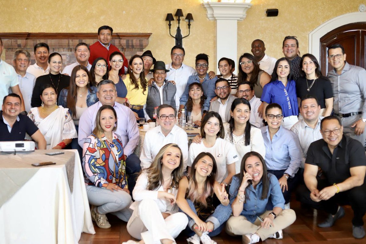 LuisaGonzalezEc's tweet photo. Primera reunión de bancada @RC5Oficial.

No hay tiempo que perder. Llevaremos adelante una agenda programática por el bien del país. 🇪🇨 https://t.co/CLyOKNxdW0