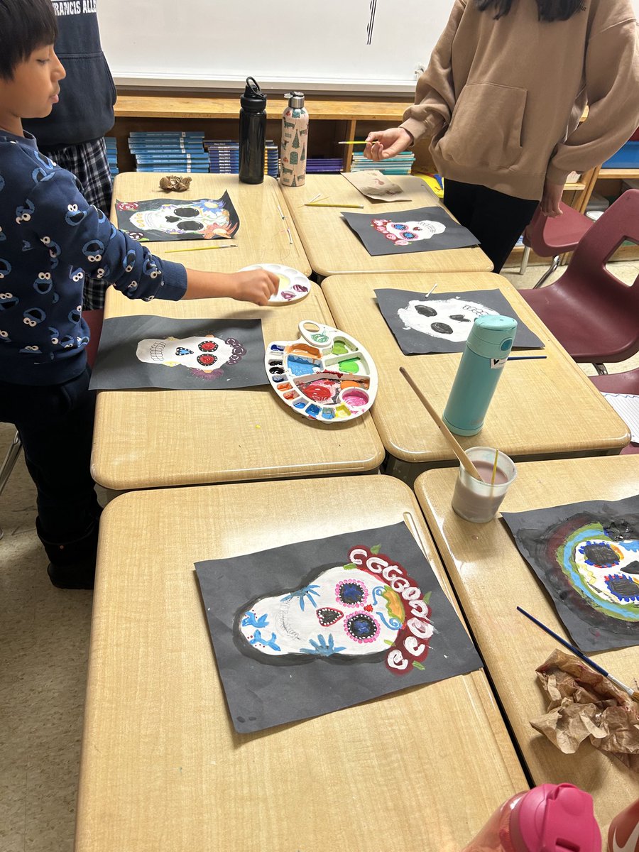 basha_anne's tweet photo. Ss finishing up their sugar skulls. Working hard to create details and different lines https://t.co/y1X0lxigAB