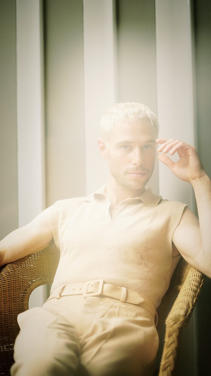 ‘Empire Heights’ from my new EP is out today 🔮 🏢

Wrote this song following a dream I had about a gated-community tower I wanted to live in

Listen: bfan.link/empire-heights