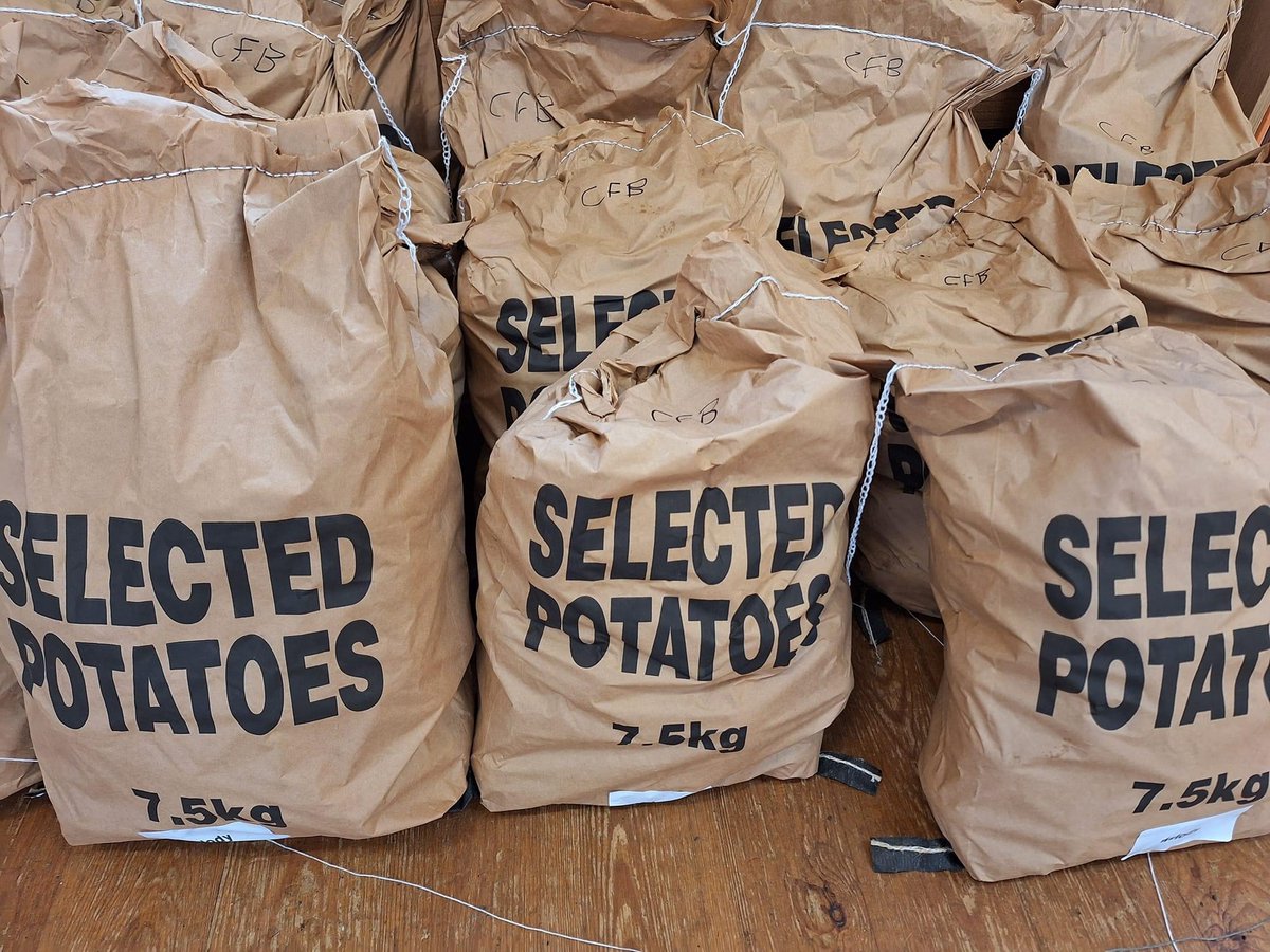 BennettPotatoes's tweet image. We are delighted to donate 50 bags of our finest spuds to a worthy local cause, @CaistorFoodBank 😊