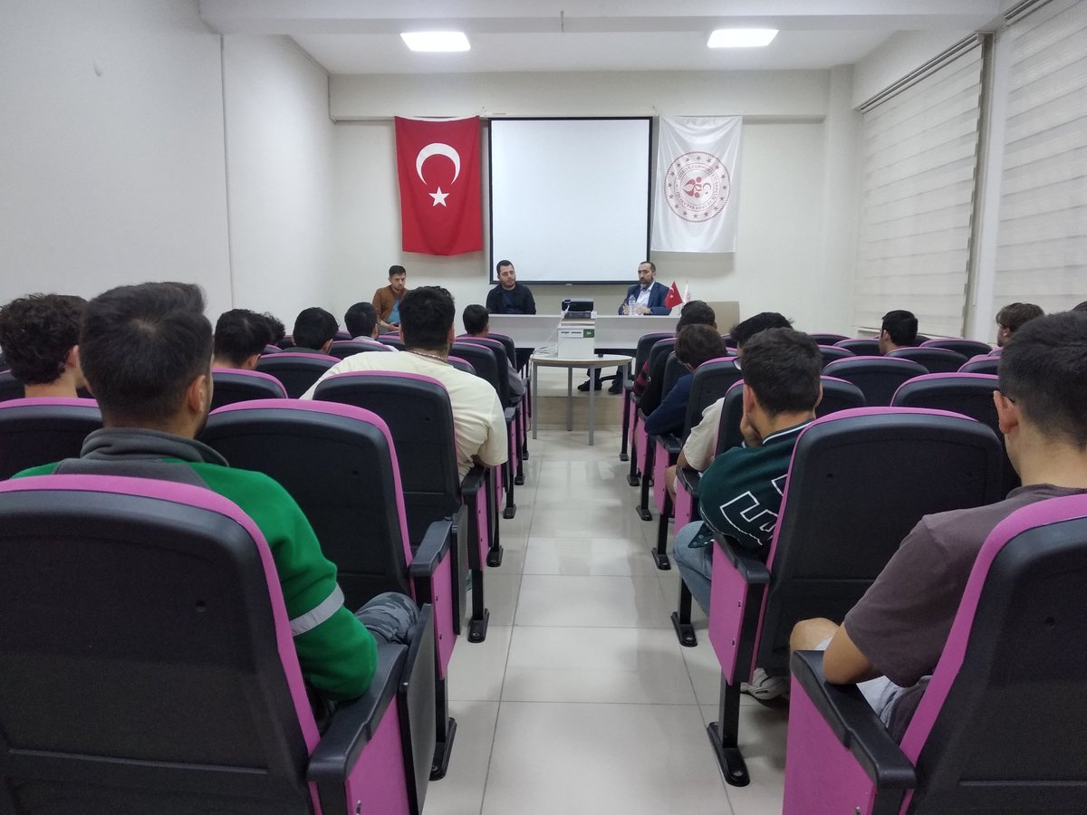 Erdemzgren1's tweet photo. Gülseni Yurt Müdürlüğümüzde öğrencilerimizin katılımı ile iletişim toplantısı yapılmıştır. @GSB_Edirne @EdirneKYGM @selimakGSB @mehmet_dari @mustafacakirkyk https://t.co/GB1y8Mlkyy