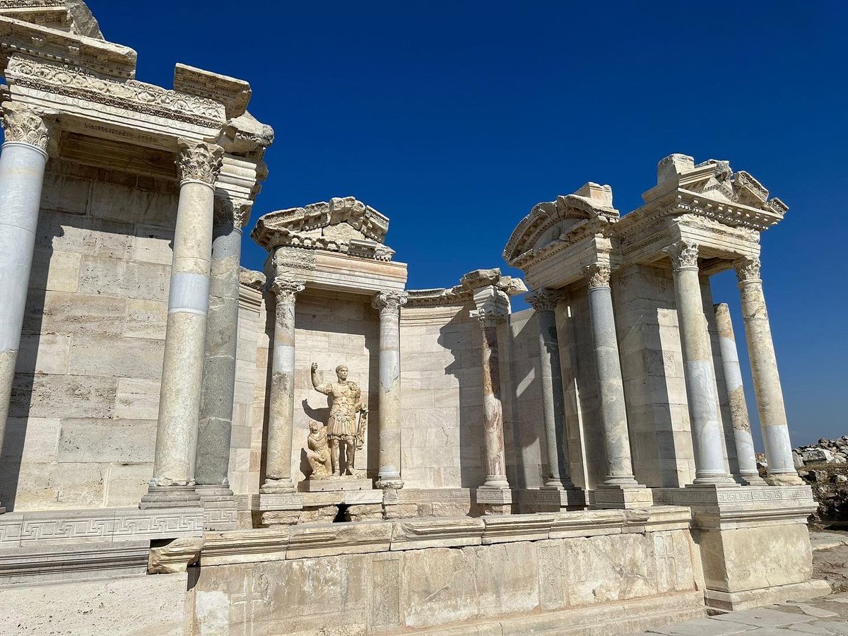 Laodikeia Traian Nymphaeumu (Anıtsal Çeşme) kazılarında Traian heykel grubunu böyle bulduk, restore ettik özel kabinle taşıdık ve şimdi 1910 yıl önceki orijinal yerinde
<a href="/TCKulturTurizm/">T.C. Kültür ve Turizm Bakanlığı</a> <a href="/MehmetNuriErsoy/">Mehmet Nuri Ersoy</a> <a href="/DenizliValiligi/">T.C.Denizli Valiliği 🇹🇷</a> @denizlibld <a href="/pauedutr/">Pamukkale Üniversitesi</a> @kazardb <a href="/yazgi_gokhan/">Gökhan YAZGI</a> <a href="/birolincecikoz/">Birol İnceciköz🇹🇷</a>
