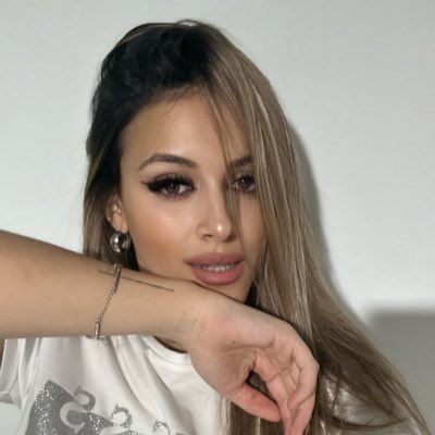 laurapaadron's tweet photo. #NuevaFotoDePerfil de vuelta 😁 https://t.co/7eC1JyX5wJ