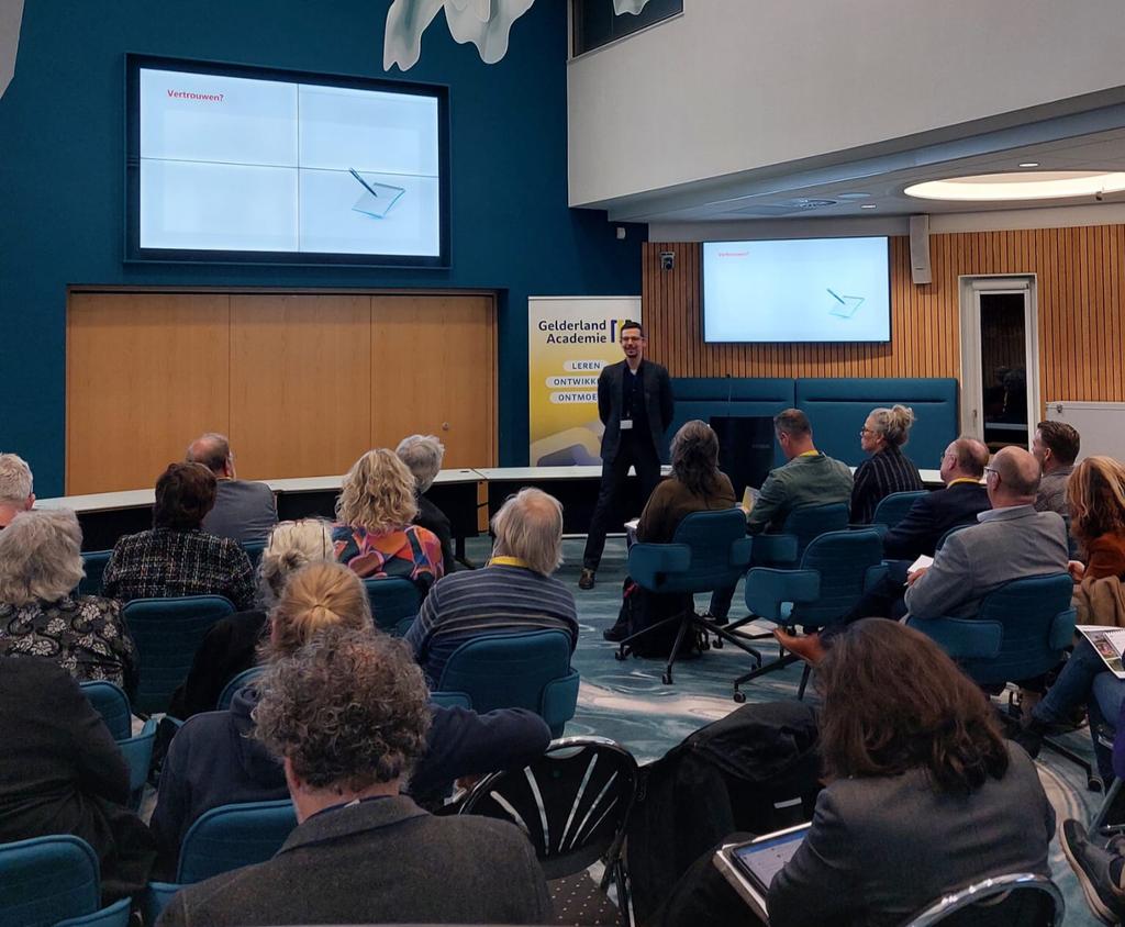 Vanavond weer een masterclass 'Burgerparticipatie'. Dit keer zijn we te gast bij <a href="/ValleienVeluwe/">Waterschap Vallei en Veluwe</a>. @KristofJacobs1 vertelt over de verschillende vormen die er zijn en hoe je ze combineert. Daarna gaan de deelnemers aan de slag met een casus.