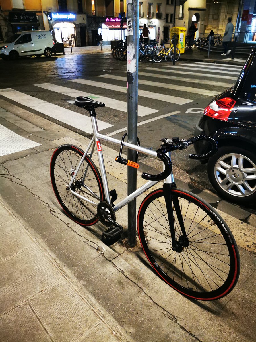 scassDD's tweet image. unglaubliche Schönheit, spotted in Grenoble (FR)

#Fixie