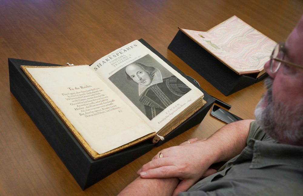 🎂 Happy 400th birthday to #Shakespeare’s #FirstFolio! 🎂 Without the earliest printed collection of the Bard’s plays, from 1623, we might not know “Macbeth” or “Julius Caesar.” 🎭 @bancroftlibrary’s original edition was digitized this year. 📖➡️🖥️ 🔗 ucberk.li/first-folio