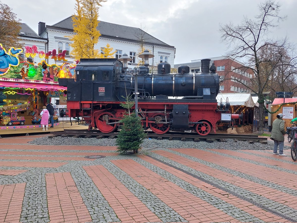 GithKlaus's tweet photo. @WDRaktuell Meine Freundin und ich haben heute auf dem #Weihnachtsmarkt in #Essen-Steele die #Dampflok 146 bestaunt (Leihgabe des Eisenbahnmuseums Bochum-Dahlhausen). Es war schön dort. https://t.co/n3RhyTNP3h