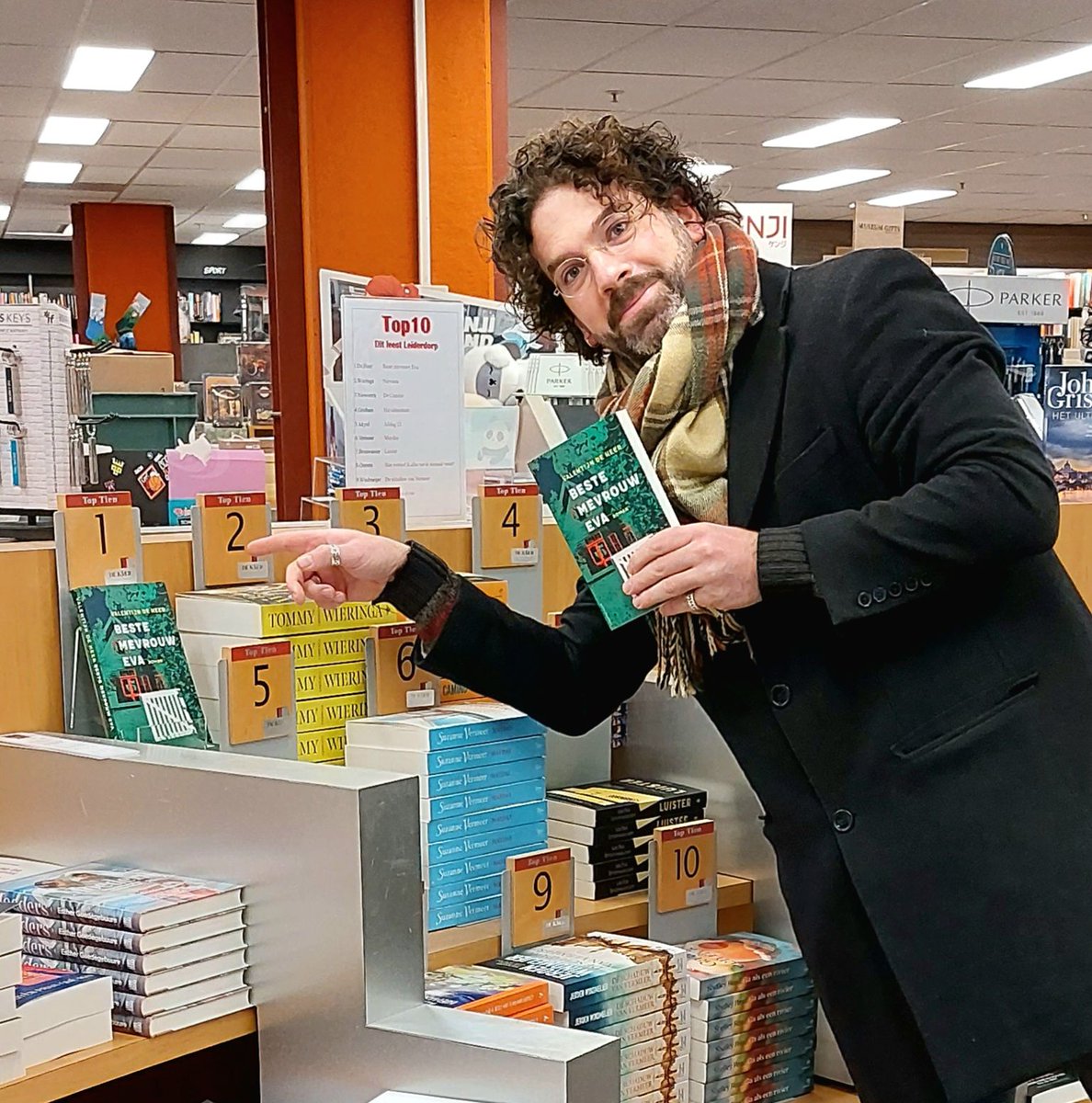 Na een zeer geslaagde middag signeren staat Valentijn de Heer met zijn boek 'Beste mevrouw Eva' op 1 in de top 10 van Leiderdorp! 

De komende weken signeert hij ook nog in Oegstgeest en Zoetermeer! Kijk op buff.ly/3ZC3MDn voor meer informatie.