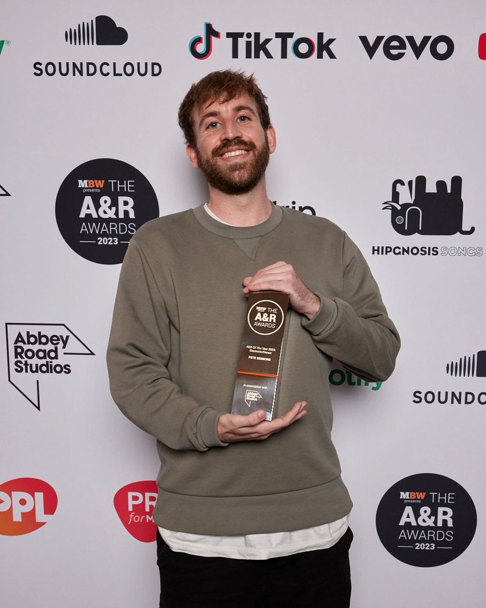 UMPG's tweet image. Huge congratulations to @petesimmons1, Head of A&amp;amp;R UK, who took home A&amp;amp;R of the Year (Electronic/Dance) at last night’s #MusicBusinessWorldwide A&amp;amp;R Awards in London. 👏

Photo: Chris Frazer Smith