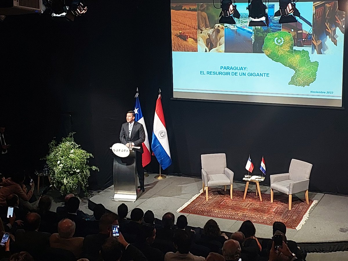 En reunión con Presidente de Paraguay y sus ministros, explicando rol clave de Hospicio en "Corredor Biocenánico", como plataforma logística e industrial. Buscando generar más y mejor empleo para nuestros vecinos. Encuentro junto a Senador y Alcalde Soria, y Gobernador Carvajal.