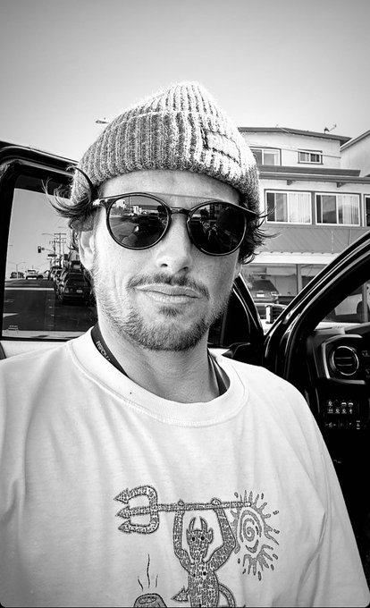 Time to get some waves! 🌊 https://t.co/tg00OkKTRf