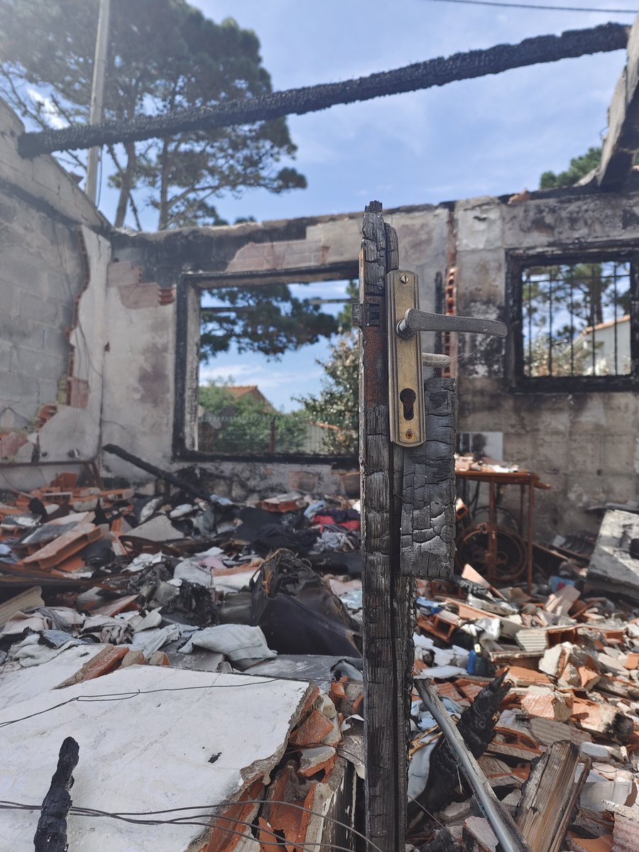 Firefouxblog's tweet photo. Bah alors @bouyguestelecom avec tout vos employés vous n'avez AUCUN service avec un minimum d'empathie pour résilier la ligne de ma maman à qui on a brûlé la maison de fond en comble?! Pas merci. https://t.co/wfxvrLc4Ol