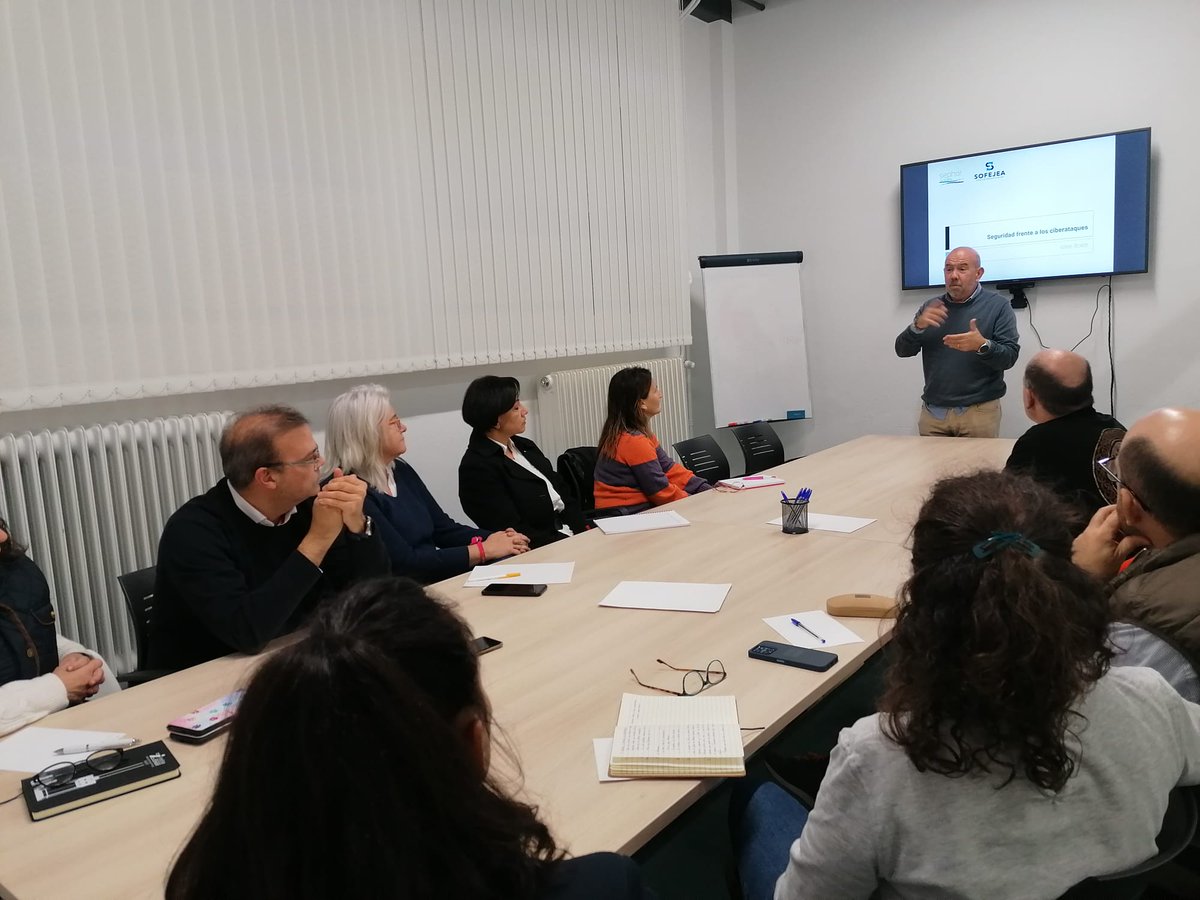 SOFEJEA's tweet photo. 🚀 Acercar las oportunidades de la digitalización a las personas emprendedoras. Con este objetivo hoy ha comenzado el ciclo 'Digitalización y Emprendimiento' .

Hoy: seguridad frente a los ciberataques. 🔒💻
👉🏼 Próxima cita: 15/11: la gestión de los datos de nuestra empresa. https://t.co/j9g4fY8eIN