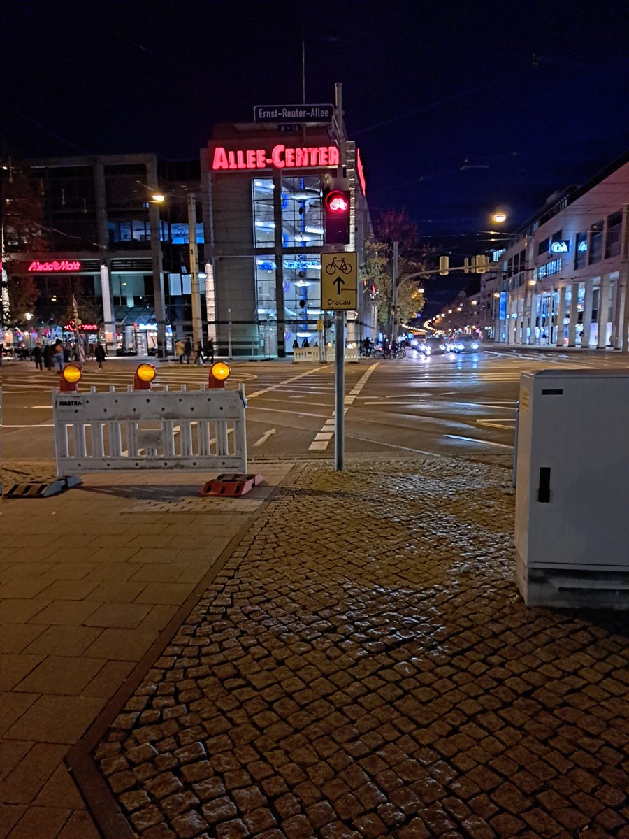 Alle Jahre wieder... Oder kommt da noch ne Beschilderung, wie man sich das mit dem Radverkehr und dem Weihnachtsmarkt seitens der <a href="/Ottostadt/">Ottostadt Magdeburg</a> in den nächsten Wochen so denkt. Wisst Ihr was <a href="/ADFC_MD/">ADFC Magdeburg</a>?