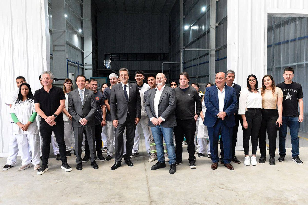 PereyraJulio's tweet photo. El #PITEC de #FlorencioVarela es un parque industrial que nos enorgullece por sus 41 empresas radicadas allí; que se espera, sean 48 para cerrar el 2023.
@SergioMassa nos visitó esta tarde, reforzando su compromiso con la producción y el empleo genuino nacionales. Como dijo nuestro candidato, "la motosierra tiene a las pymes en la mira". Frente al odio hacia lo que representa nuestro país y la identidad nacional, respondemos con más industria y más desarrollo para nuestro Pueblo.
#MassaPresidente