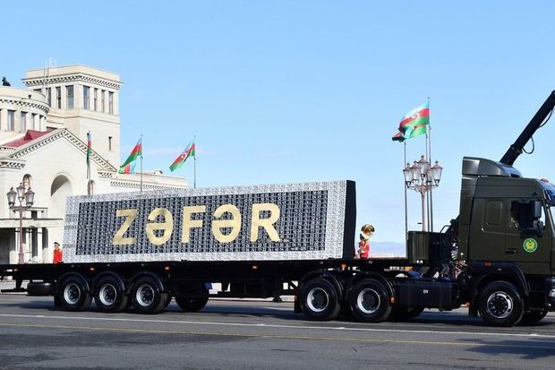Azeriqizi19's tweet photo. На военном параде в Ханкенди было продемонстрировано огромное табло с номерными знаками автомобилей и техники, взятых в качестве трофеев у членов армянских вооруженных формирований, незаконно размещенных на🇦🇿 территории.Нa табло  большими буквами написано слово ZƏFƏR ("Победа") https://t.co/9KAPn6PWIQ
