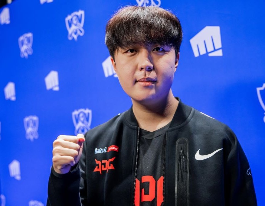 TraYt0N's tweet photo. PLUS QUE 4 DODO AVANT JDG-T1 AVEC KANAVI VS ONER 

(Photos prises au hasard) https://t.co/Ng4G8ZSZD6