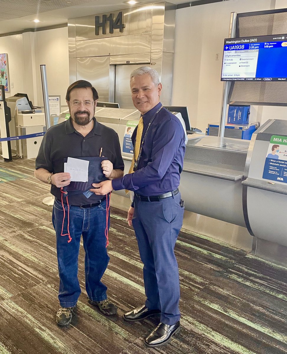 MIA CS Manager Omar Pinto welcoming customer Bernard Lisker to the Million Miler Club and thanking him for his continued loyalty ⁦@united⁩ ⁦@Jmass29Massey⁩ ⁦@jacquikey⁩