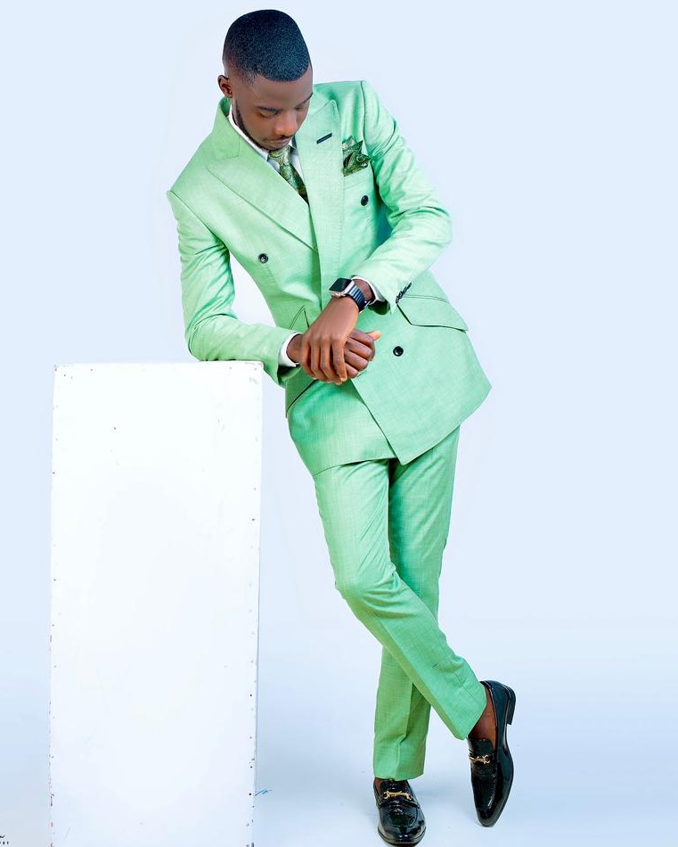 admire_bakasa's tweet image. Hi guys,i am a high end fashion designer,i create suits for both men and women.Everything is made from scratch. 
My business line is +263 773876290