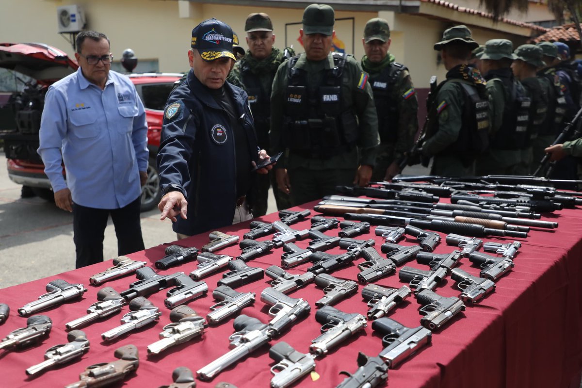 🔴 #EnVivo || El Almirante en Jefe informó que en la fase de requisa se han colectado 50 armas cortas, 6 armas largas, 100 armas blancas, 3 subametralladoras, 9 granadas de mano, 2 mil cartuchos y 28 teléfonos celulares”.

#UnidadNacionalPorElEsequibo
