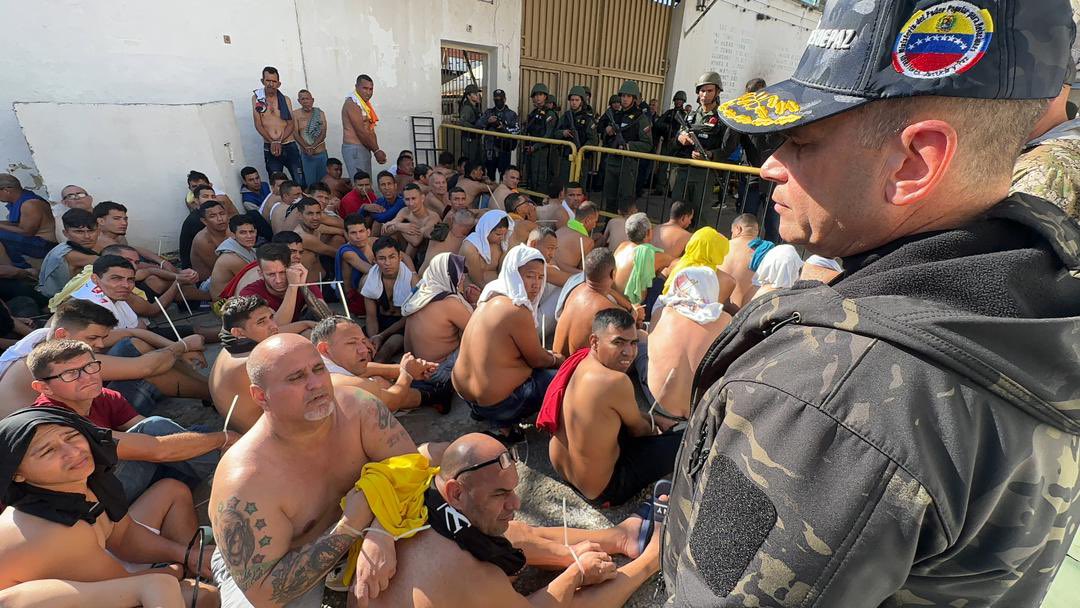 🔴 #EnVivo || Vpdte. Sectorial A/J <a href="/CeballosIchaso1/">@FuerzaDinamica Remigio Ceballos Ichaso</a>: “Este es el sexto centro penitenciario que hemos liberado (…) hoy podemos decir que tenemos 80 centros penitenciarios en Venezuela bajo control del @Mppsp_vzla”. 

#UnidadNacionalPorElEsequibo