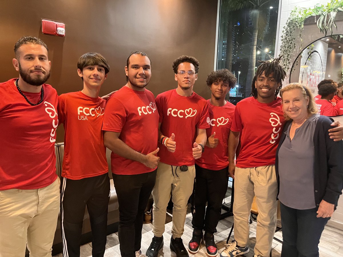 AzoutSamuel's tweet photo. Grupo de entrenadores de FCC USA ⚽️❤️. Jóvenes en movimiento. @officialfccusa #PutYourHeartIntoIt https://t.co/dX8PRh213T