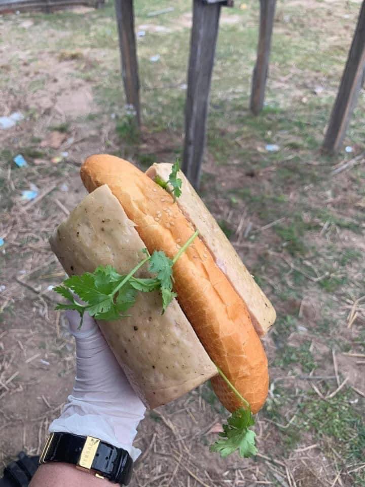 kingfunnymeme's tweet photo. Ăn sáng nào mọi người chổ tôi bán ổ này 10k nghen 

Cùng nhau phát triển #haha #viral  #funny  #top #Bitcoin https://t.co/MqZiwOeKWj