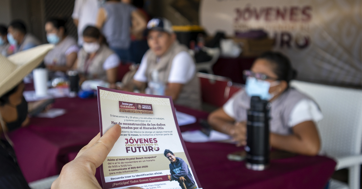 marathb's tweet photo. Por instrucciones del Presidente @lopezobrador_, continuamos con la vinculación de 10 mil @JovConFuturo en Acapulco y Coyuca de Benítez para la conformación de brigadas de reconstrucción y rehabilitación del espacio público. 

✅ Si tienes entre 18 y 29 años y no estudias ni trabajas, súmate al #Programa y recibe un Apoyo Económico de 6 mil 310 pesos.

✅Si tienes un negocio que sufrió daños y necesitas ayuda para ponerlo en pie, recibe jóvenes que te ayudarán en la rehabilitación de tu negocio. 

 Acude a las Oficinas Móviles de Vinculación:

📍Hotel Krystal Beach #Acapulco, av. Costera Miguel Alemán, núm. 163, fraccionamiento Magallanes, C.P. 39670, Acapulco de Juárez. 

📍 Auditorio Municipal Ignacio Manuel Altamirano, calle Constitución, núm. 1, col. Centro, C.P. 40980, Coyuca de Benítez. 

En un horario de 9:00 a 15:00 hrs. 

O bien, súmate a través del censo que realiza, casa por casa, la Secretaría de @bienestarmx con los Servidores de la Nación. 

☎️Para recibir más información, comunícate al 800-841-2020 

#JuntosPorGuerrero