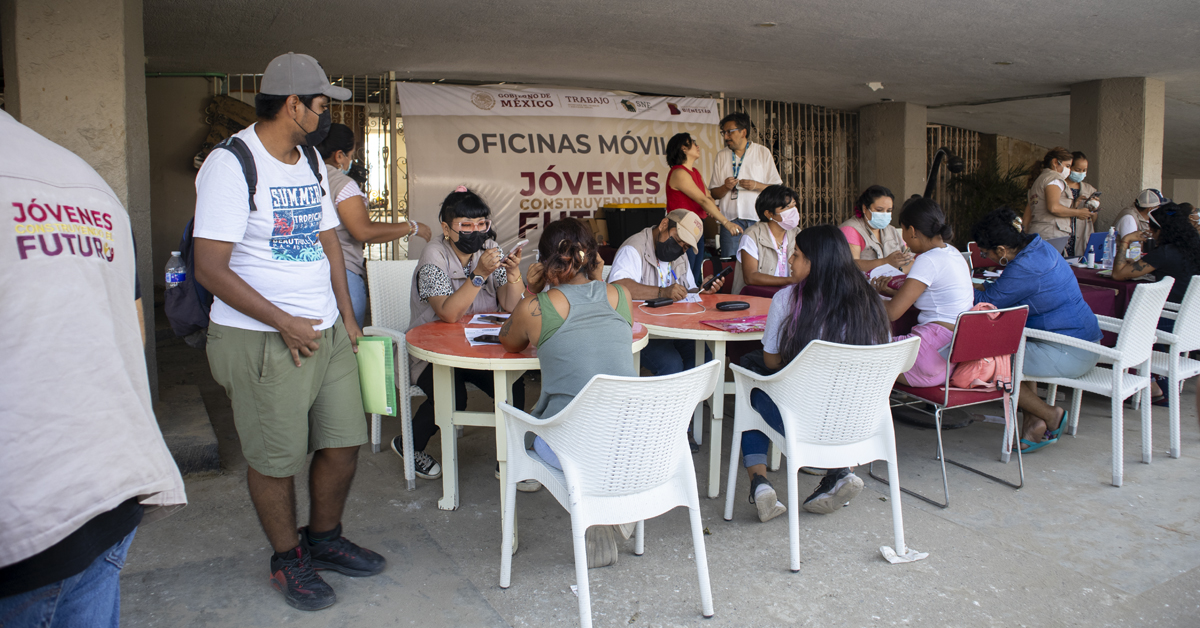 marathb's tweet photo. Por instrucciones del Presidente @lopezobrador_, continuamos con la vinculación de 10 mil @JovConFuturo en Acapulco y Coyuca de Benítez para la conformación de brigadas de reconstrucción y rehabilitación del espacio público. 

✅ Si tienes entre 18 y 29 años y no estudias ni trabajas, súmate al #Programa y recibe un Apoyo Económico de 6 mil 310 pesos.

✅Si tienes un negocio que sufrió daños y necesitas ayuda para ponerlo en pie, recibe jóvenes que te ayudarán en la rehabilitación de tu negocio. 

 Acude a las Oficinas Móviles de Vinculación:

📍Hotel Krystal Beach #Acapulco, av. Costera Miguel Alemán, núm. 163, fraccionamiento Magallanes, C.P. 39670, Acapulco de Juárez. 

📍 Auditorio Municipal Ignacio Manuel Altamirano, calle Constitución, núm. 1, col. Centro, C.P. 40980, Coyuca de Benítez. 

En un horario de 9:00 a 15:00 hrs. 

O bien, súmate a través del censo que realiza, casa por casa, la Secretaría de @bienestarmx con los Servidores de la Nación. 

☎️Para recibir más información, comunícate al 800-841-2020 

#JuntosPorGuerrero