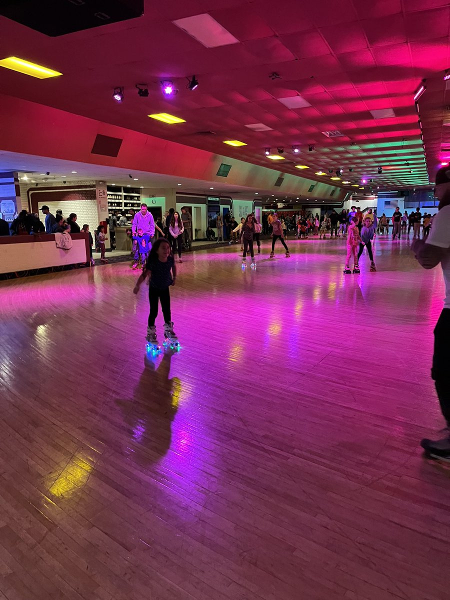 JoanGrassi's tweet image. Caught some @VioletAllStars at #GreatSkate! #mylsps They can’t waiting for skating in PE! @MrsPViolet1