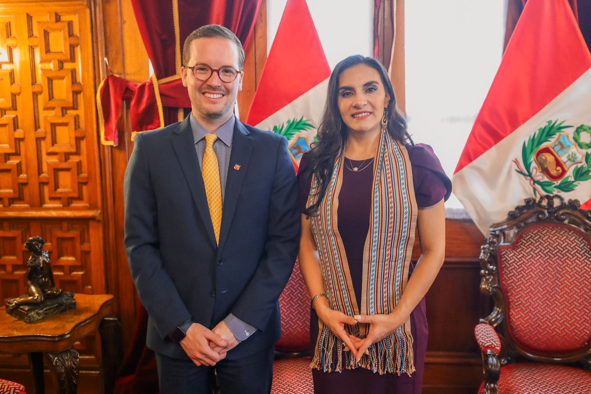 AlejandroCavero's tweet image. Hoy recibimos en el @congresoperu a la vicepresidenta electa del Ecuador @veroniabad junto a una delegación de colegas congresistas. La victoria de Noboa frente al correismo es una luz de esperanza para nuestro continente. Los hermanos peruanos y ecuatorianos tenemos que seguir…