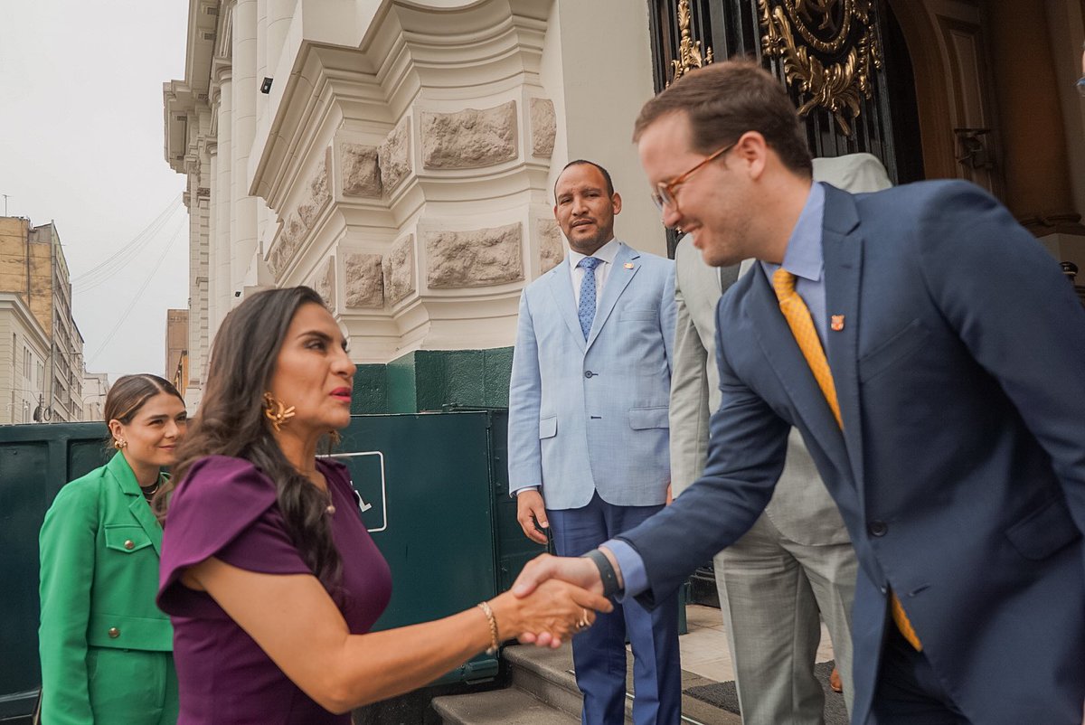 AlejandroCavero's tweet image. Hoy recibimos en el @congresoperu a la vicepresidenta electa del Ecuador @veroniabad junto a una delegación de colegas congresistas. La victoria de Noboa frente al correismo es una luz de esperanza para nuestro continente. Los hermanos peruanos y ecuatorianos tenemos que seguir…