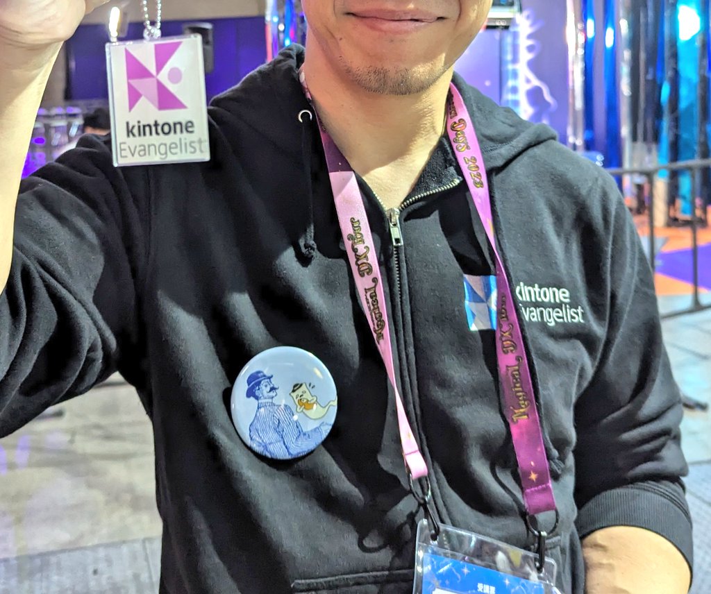 aka_kantaro's tweet photo. 本日も会場に沢山のkintone エバンジェリストの方々が！ロゴグッズを身に着けている方に、ぜひ話しかけてみてください！☺️✨

お声がけハードル高い…という方、本日
・ 12:30-13:30頃
画像★マークの場所にエバが複数名集合予定！初対面のエバとの会話のきっかけにぜひ気軽にお立ち寄りください♪ https://t.co/YT1EAz3OfW