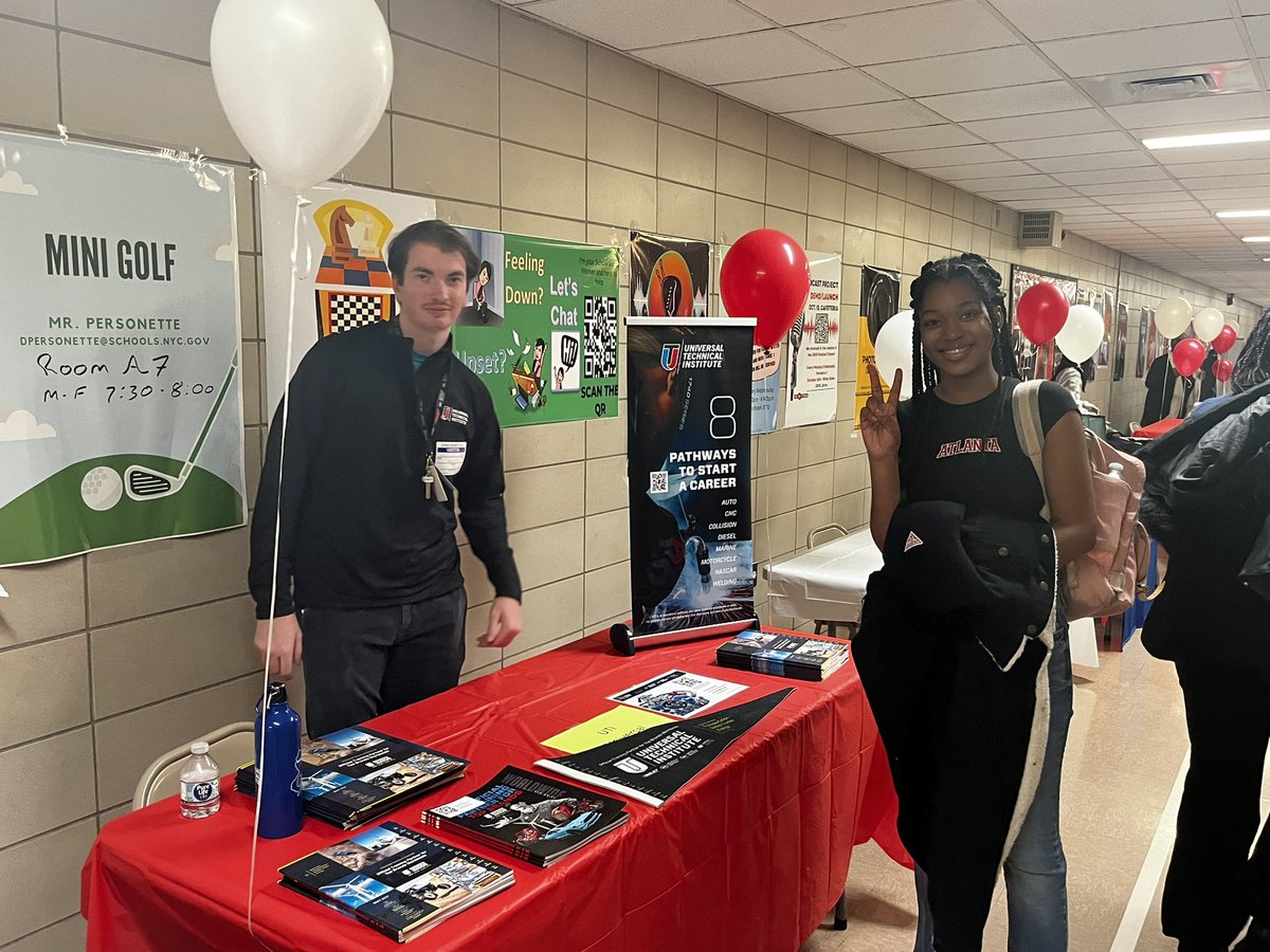 JohnDeweyBK's tweet photo. JDHS College Fair 🎓 #DewinItRight https://t.co/gkHa7AG4u7