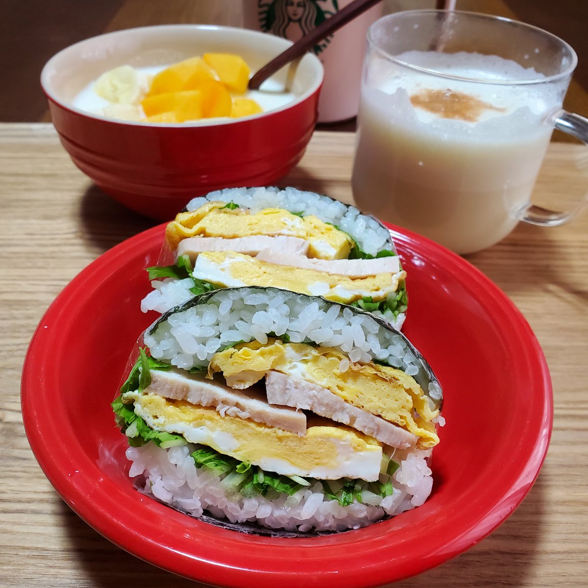 _yo_on_'s tweet photo. 今朝はサラダチキン・たまご焼き・水菜の握らない🍙
(インスタで見たお豆腐のパック使用)

#OnigiriAction
#サランラップでおにぎり https://t.co/ggtbSLXPoP