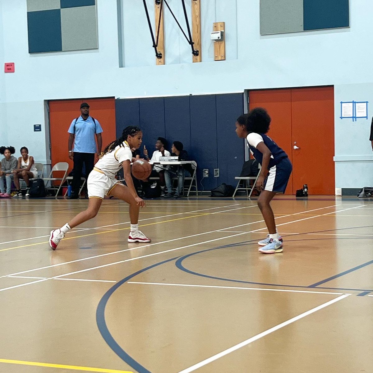 AthleticsNusd's tweet photo. The NUSD 6th Grade ๐ league: Jefferson traveled to face Natomas Middle, both teams with solid point guard play & competing!! ๐๐ฝ๐๐ฝ #nusdstudentathletes #girlsupfirst #waytoplay #thankyoucoaches #thankyoufans @DanishaKeeler @NatomasUSD https://t.co/p5UzKBccNp