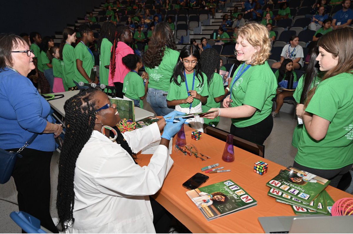 Cre_Shannon's tweet photo. Happy #NationalSTEMday 👩🏾‍🔬My 1st book signing at @MTSU 27th annual Tennessee Girls in STEM Conference Nearly 200 middle school and high school girls from across the Midstate attended! 2/2 #stemauthor #STEMInspiresMe 
#stem #scientist #phdlife  #steam  #phd #literacy #AI #science https://t.co/LCUojoc2UQ
