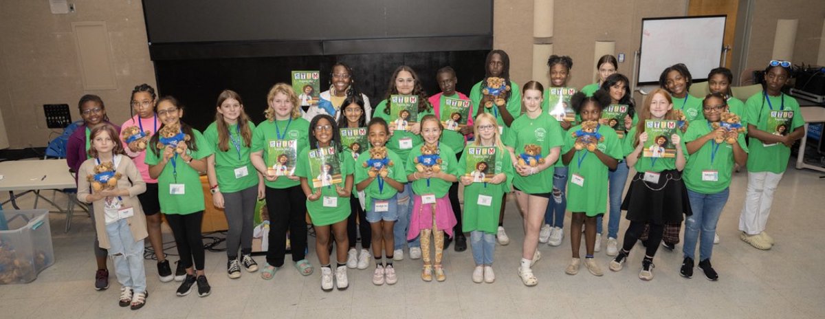 Cre_Shannon's tweet photo. Happy #NationalSTEMday 👩🏾‍🔬My 1st book signing at @MTSU 27th annual Tennessee Girls in STEM Conference Nearly 200 middle school and high school girls from across the Midstate attended! 2/2 #stemauthor #STEMInspiresMe 
#stem #scientist #phdlife  #steam  #phd #literacy #AI #science https://t.co/LCUojoc2UQ