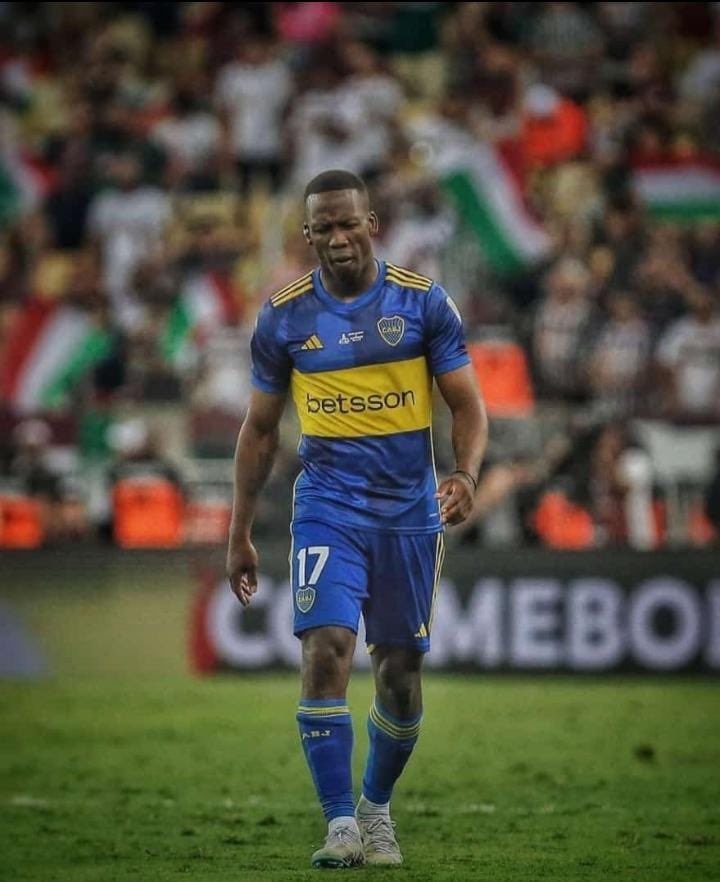 PadreBostero's tweet photo. 120 minutos en la final y 4 días después 70 más a altísima intensidad. A pesar de estar al límite no quería salir, siguió corriendo y terminó acalambrado. Hay que romperse las manos aplaudiéndolo. https://t.co/LaRdixaVcP