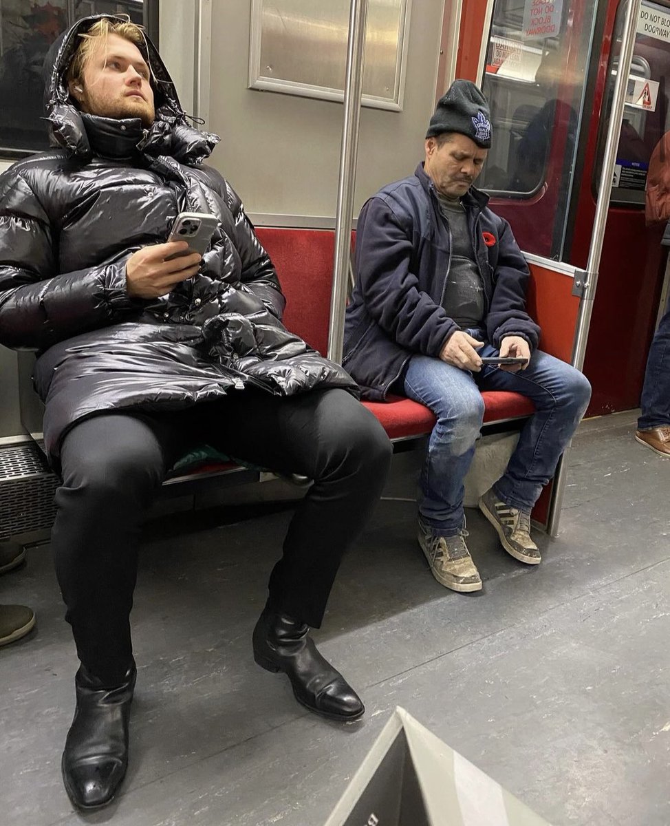 Willy Styles took the subway to tonight’s game 🚇

Buddy in Leafs hat was to dialled into his phone to notice 😂

📸: peaceandlovesports/IG
