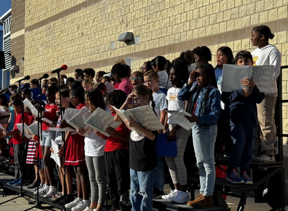 dawsonelem's tweet photo. 🇺🇸Dawson’s 2023-2024 Veterans Day Program

This morning Dawson honored our veterans and celebrated our country by listening to our wonderful Dragon Chorus and Jr. Chorus sing. 
@HillsboroughSch https://t.co/2IIrOjg9Um