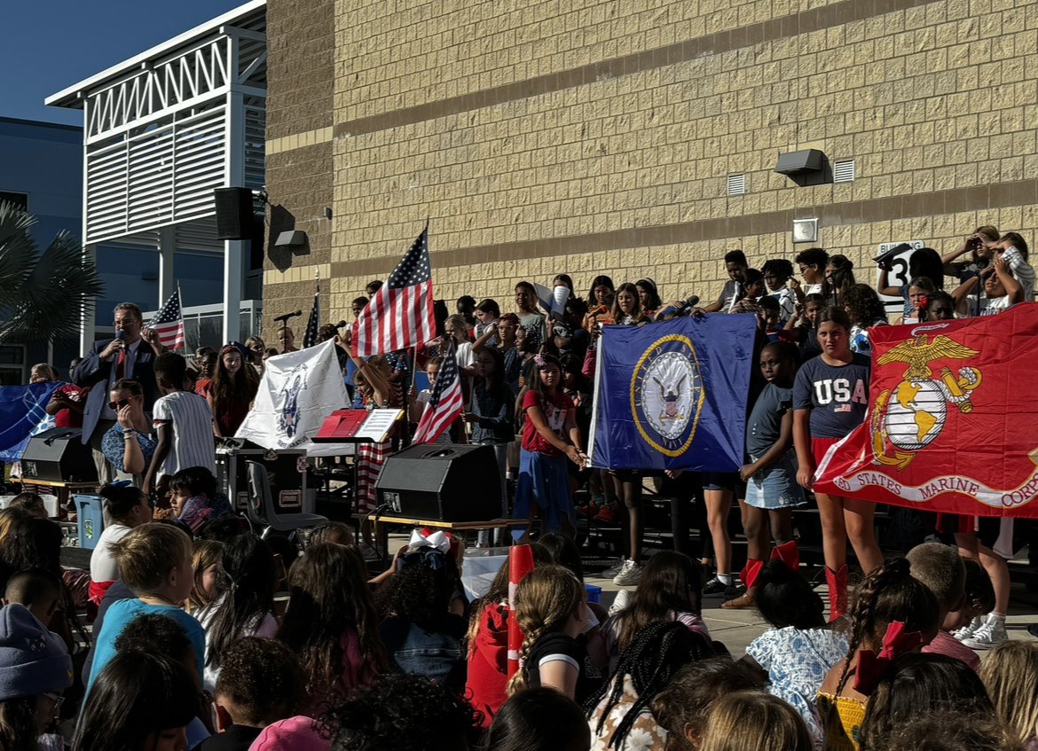 dawsonelem's tweet photo. 🇺🇸Dawson’s 2023-2024 Veterans Day Program

This morning Dawson honored our veterans and celebrated our country by listening to our wonderful Dragon Chorus and Jr. Chorus sing. 
@HillsboroughSch https://t.co/2IIrOjg9Um