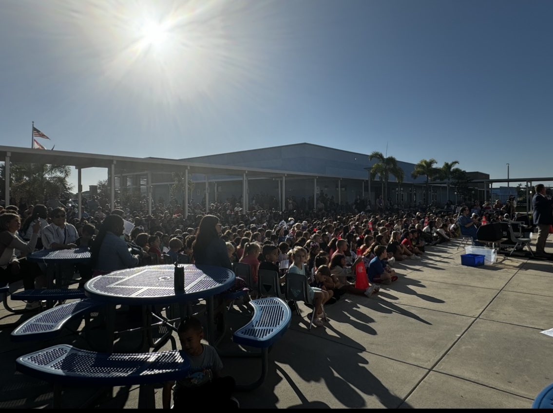 dawsonelem's tweet photo. 🇺🇸Dawson’s 2023-2024 Veterans Day Program

This morning Dawson honored our veterans and celebrated our country by listening to our wonderful Dragon Chorus and Jr. Chorus sing. 
@HillsboroughSch https://t.co/2IIrOjg9Um