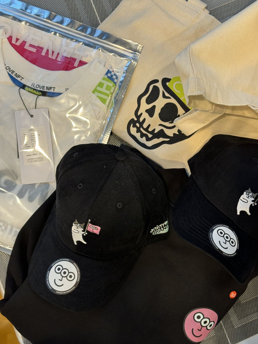 Super late #ApeFest content 😭 love the tote bag and hat! Please come to Hong Kong another time again!!! <a href="/soolleb/">solleb</a> thanks for bringing me 🫶