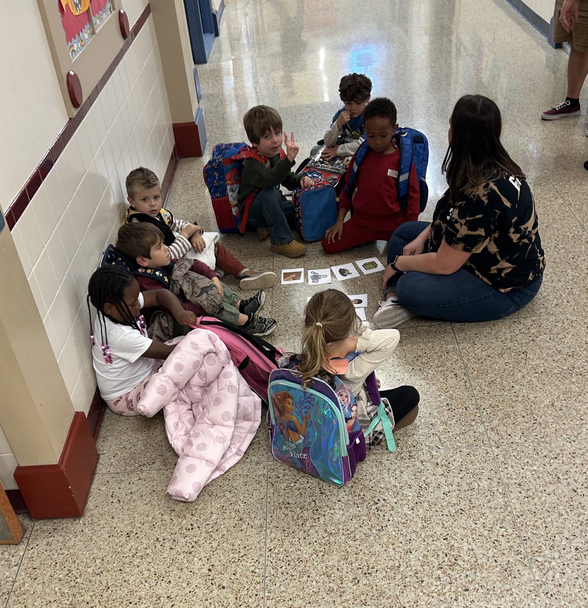 Salemave's tweet image. Check out how Mrs. Pittman is maximizing every minute by working with Pre-K students while they wait for dismissal. Every minute counts at the 1323! #datadrivenchoices @wcpsmd