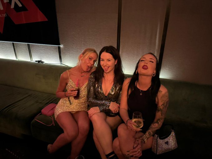 Giiiirls 🥰🪩 https://t.co/OXk3WwLtPO