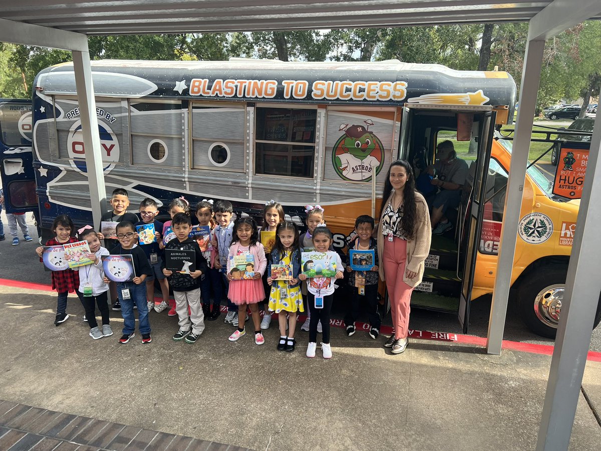 My class loved the visit with the Astros Literacy bus today, they’re so happy with their books 📚🧡💙thank you Mrs. Howard @Magrill_LMC @Magrill_AISD #magrillLibrary