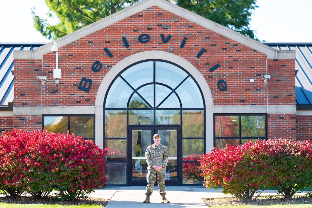 18thAFCommander's tweet photo. SSgt Daniel Merritt is one of the many outstanding NCOs at @ScottAFB.

From the 375th CES, Daniel volunteered as Airmen Dorm Leader, where he started a monthly volunteer opportunity with H.E.R.O.E.S Care and bay orderlies to sort and package goods.

Keep it up, Daniel. Expedite! https://t.co/byUSOYvP3l
